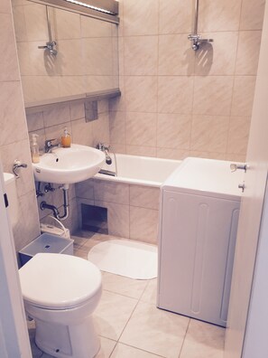 Comfort Studio | Bathroom | Combined shower/bathtub, free toiletries, hair dryer, towels