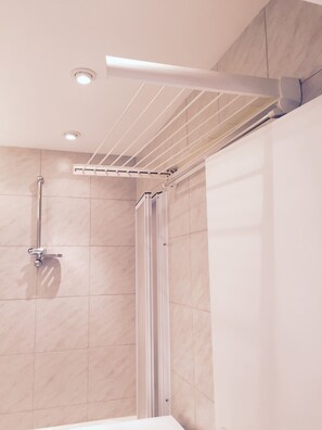 Comfort Studio | Bathroom | Combined shower/bathtub, free toiletries, hair dryer, towels - Studio near city center Vienna (Vienna)