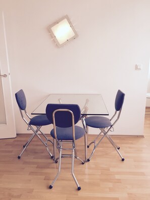 Comfort-Studio | Essbereich im Zimmer