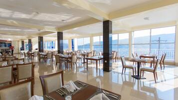 Spécialités Cuisine locale et internationale