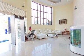 Coin salon dans le hall