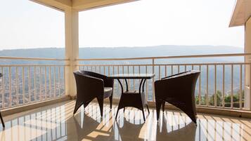 Family Room | Terrace/patio