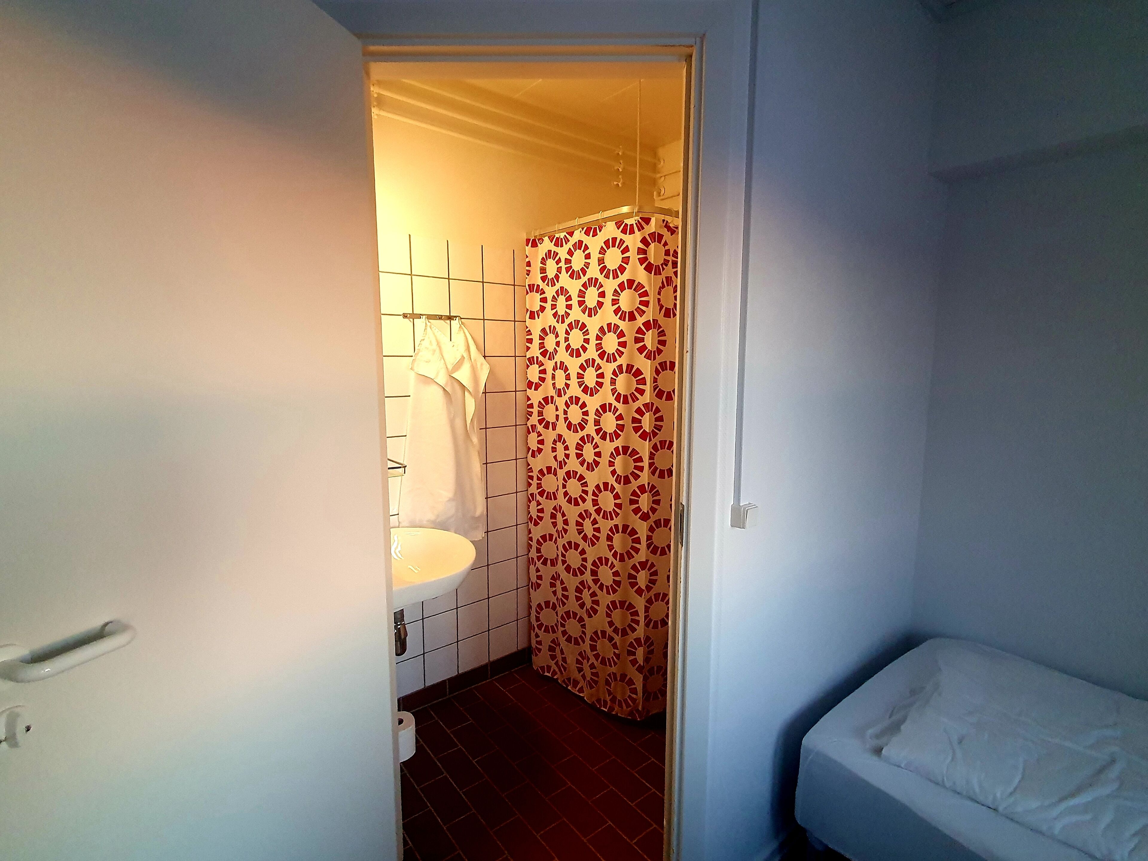 standard twin room, private bathroom | bathroom | shower, towels