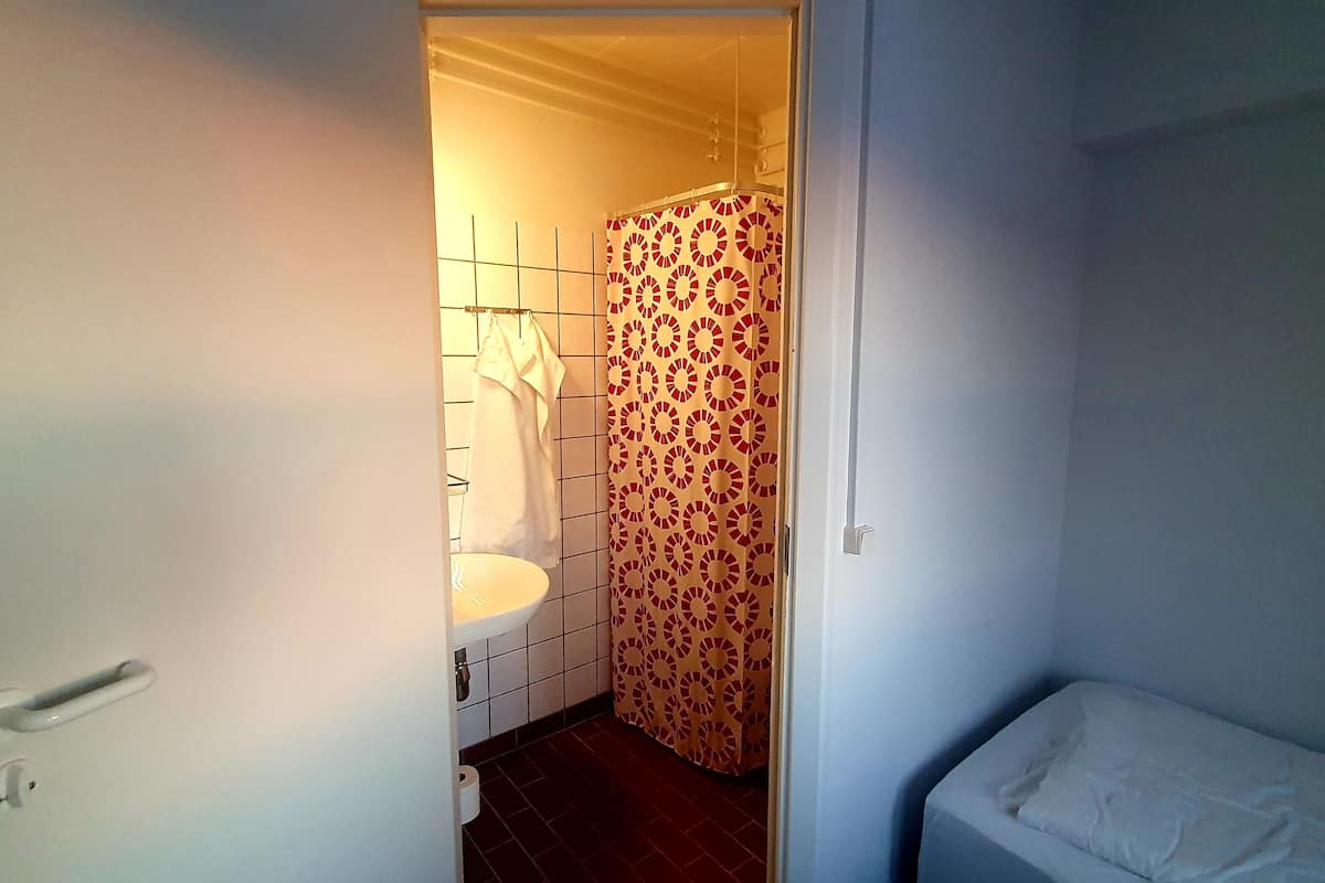 standard twin room, private bathroom | bathroom | shower, towels