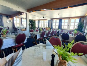 Petit déjeuner, déjeuner et dîner servis sur place