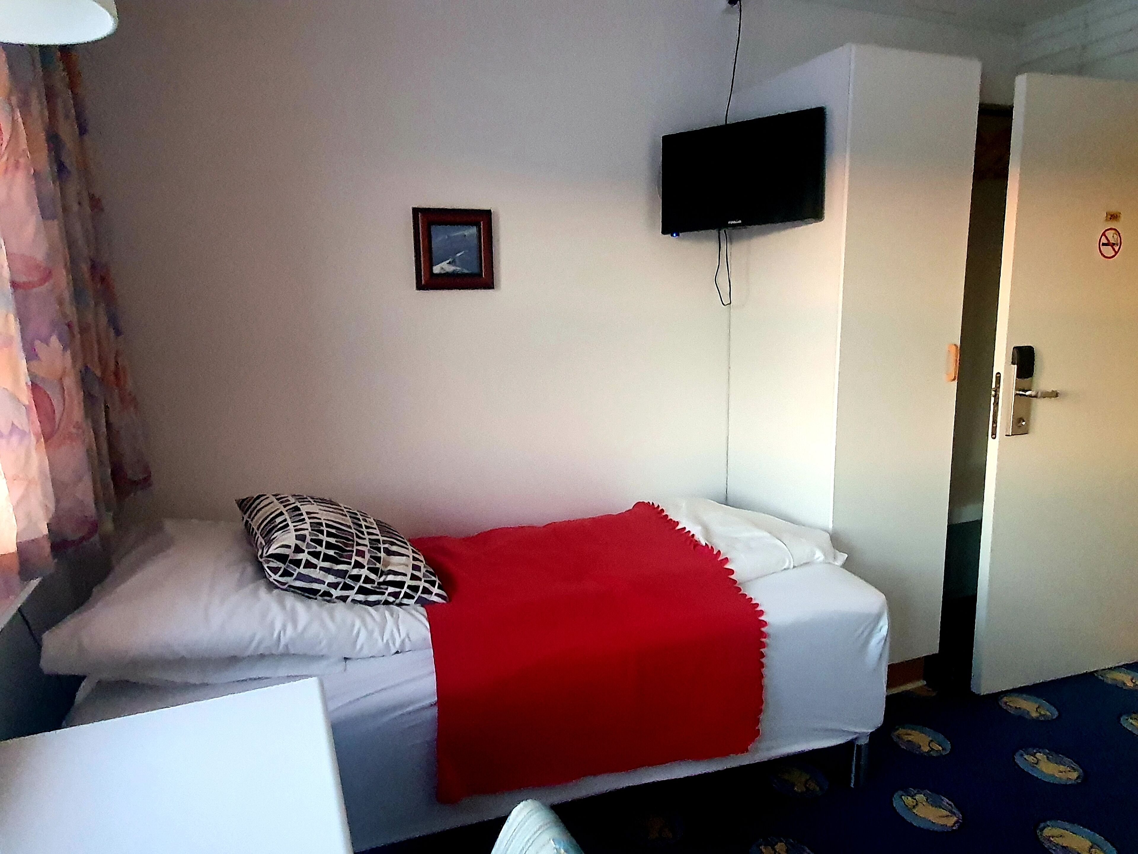 standard twin room, private bathroom | 1 bedroom, desk, wifi