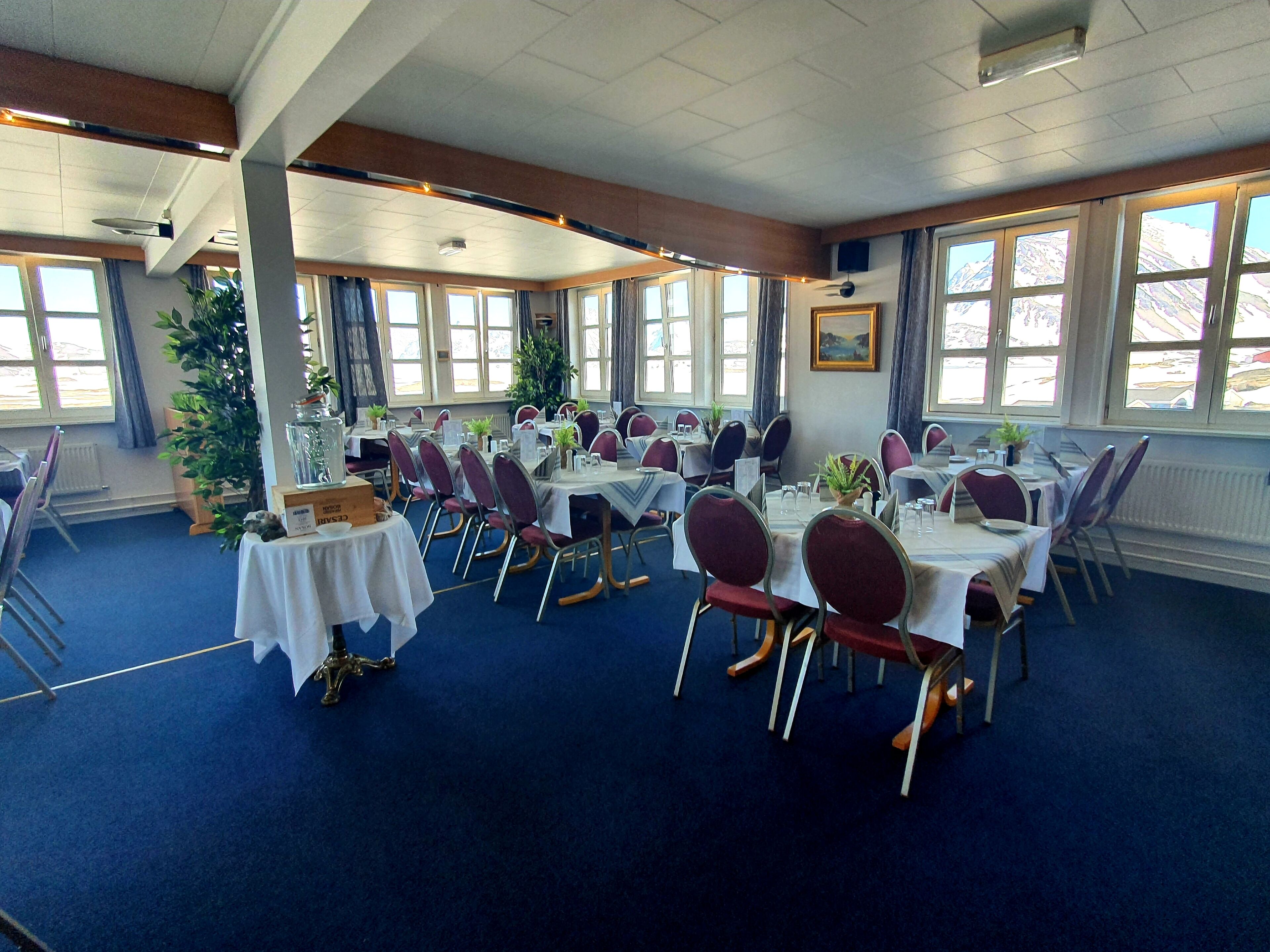 breakfast, lunch and dinner served