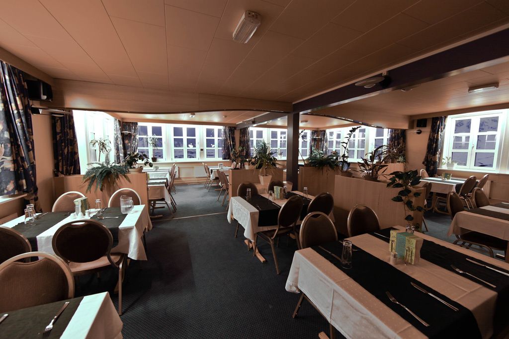 breakfast, lunch and dinner served