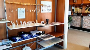 Un espace d'accueil avec des panneaux de bois, un comptoir de réception et divers affiches d'information.
