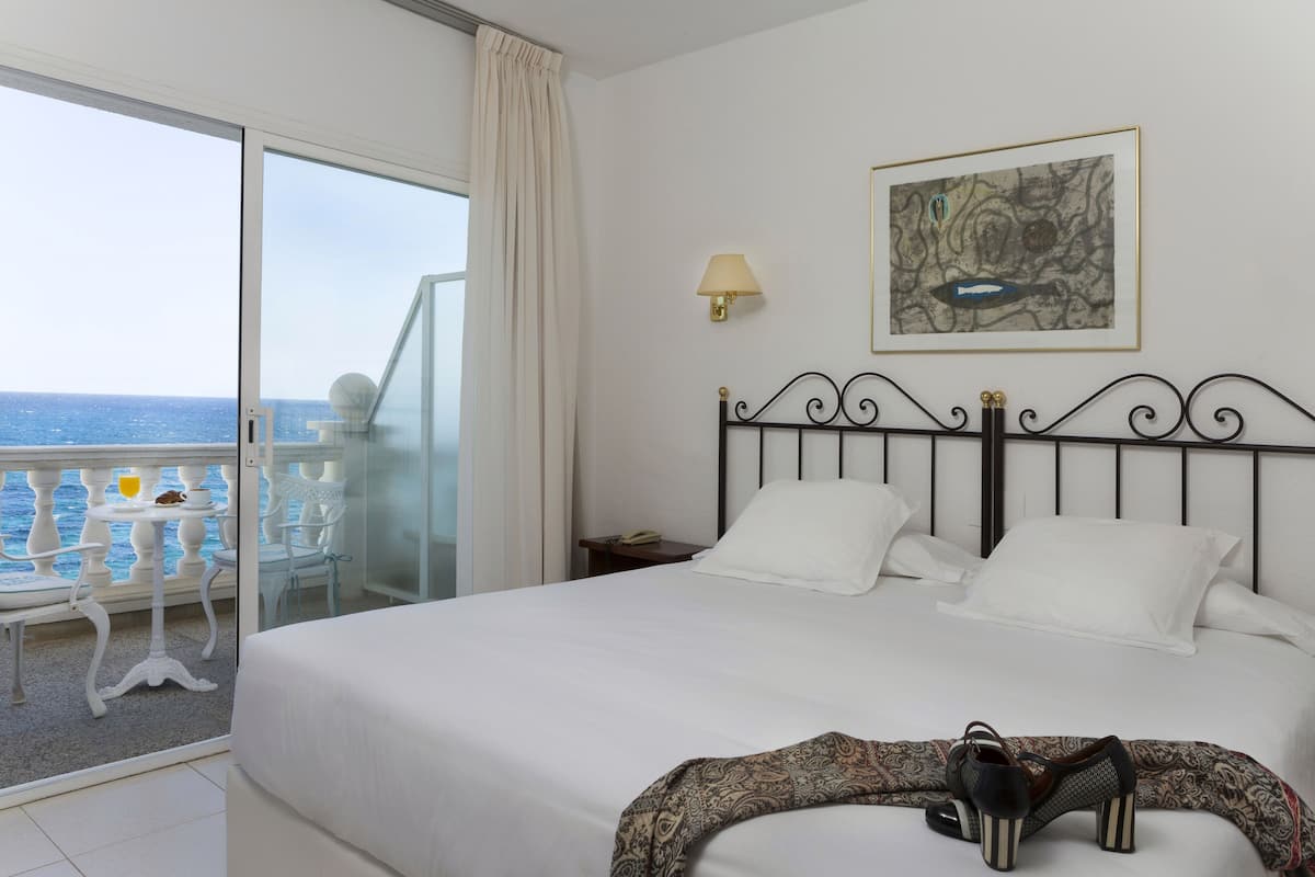 Habitación doble superior, vista al mar | Ropa de cama de alta calidad y minibar