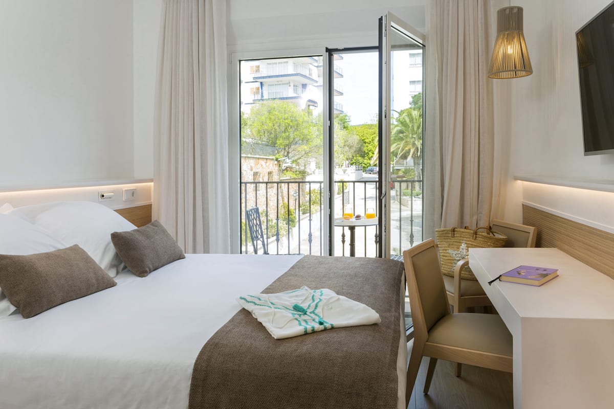 Habitación doble renovada vista jardín | Ropa de cama de alta calidad y minibar