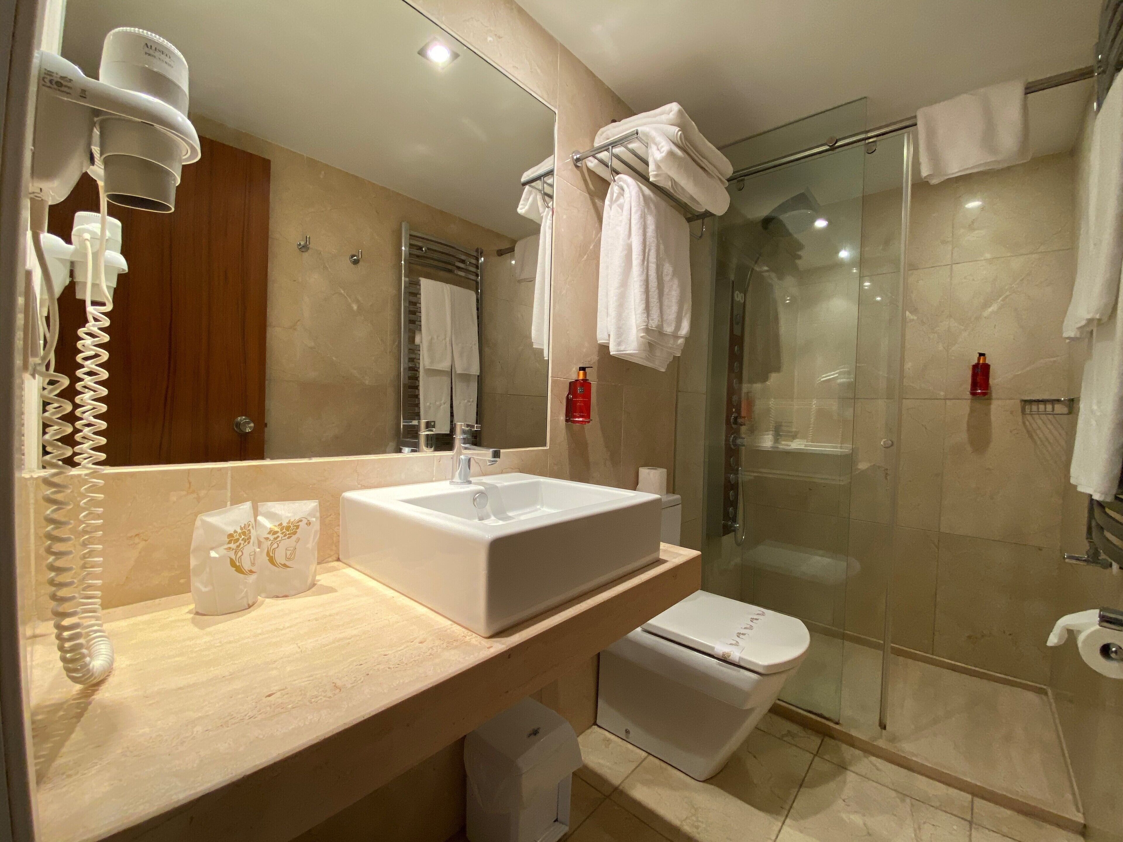 family room, multiple beds | bathroom | free toiletries, hair dryer, towels