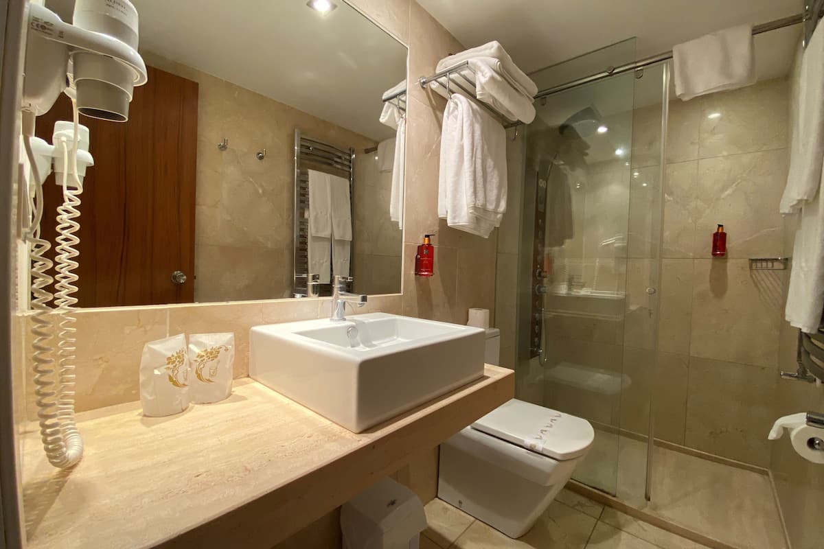 family room, multiple beds | bathroom | free toiletries, hair dryer, towels