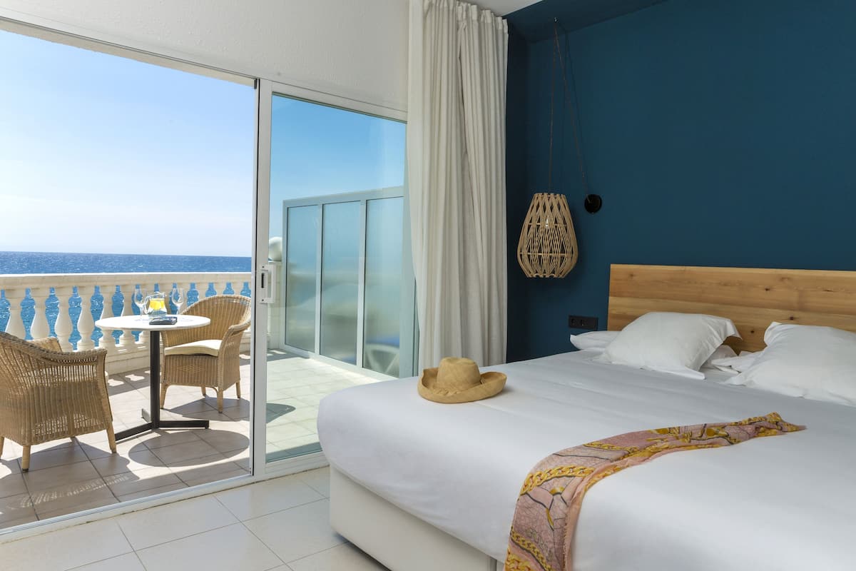 Habitación doble superior | Ropa de cama de alta calidad y minibar
