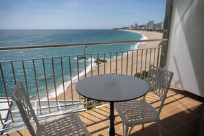 Habitación doble superior, terraza, vistas al mar (Renovada) | Vistas desde la habitación