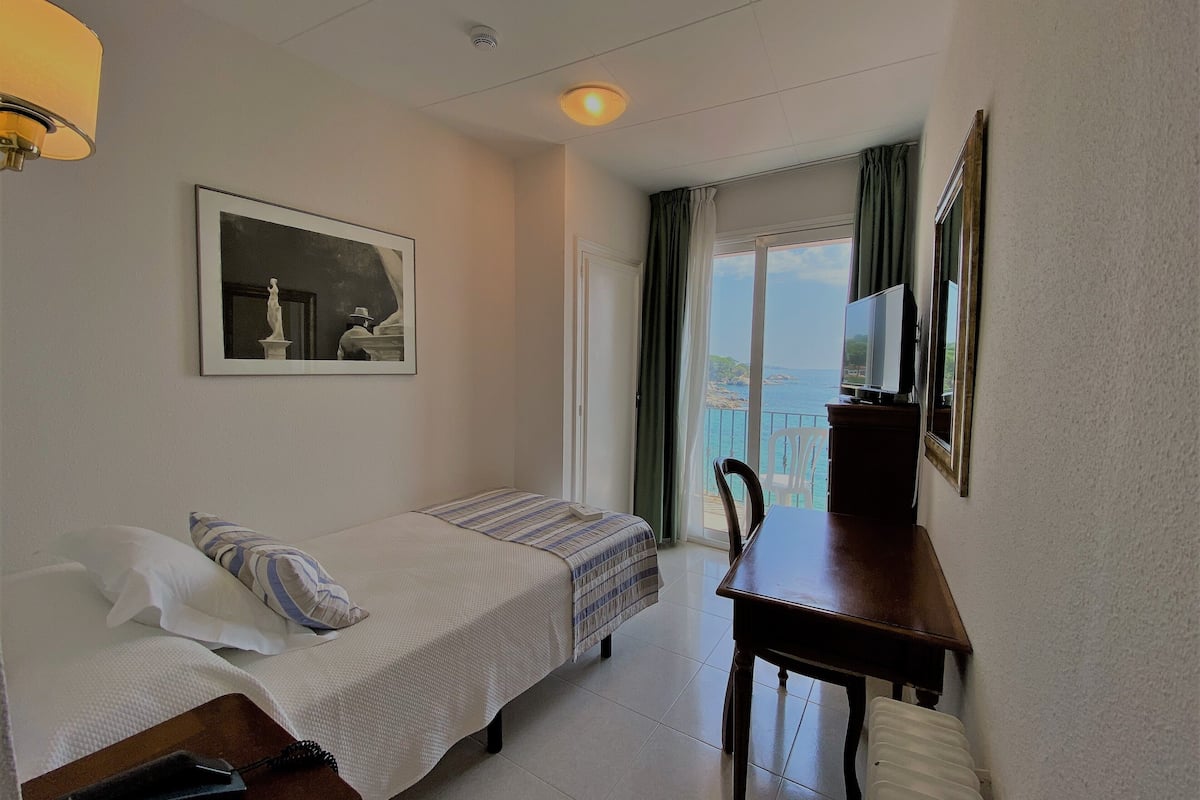 Habitación individual, vista al mar | Ropa de cama de alta calidad y minibar
