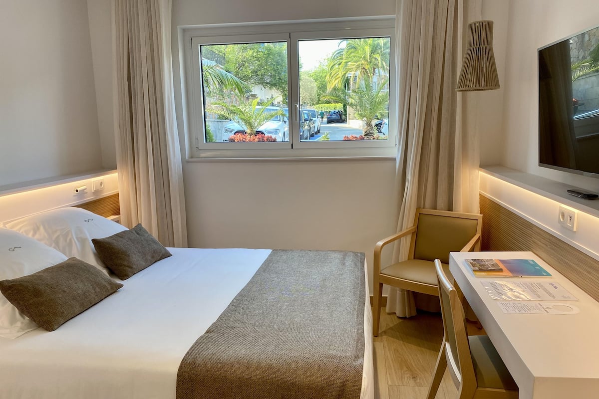 Habitación doble renovada vista jardín, planta recepción | Ropa de cama de alta calidad y minibar