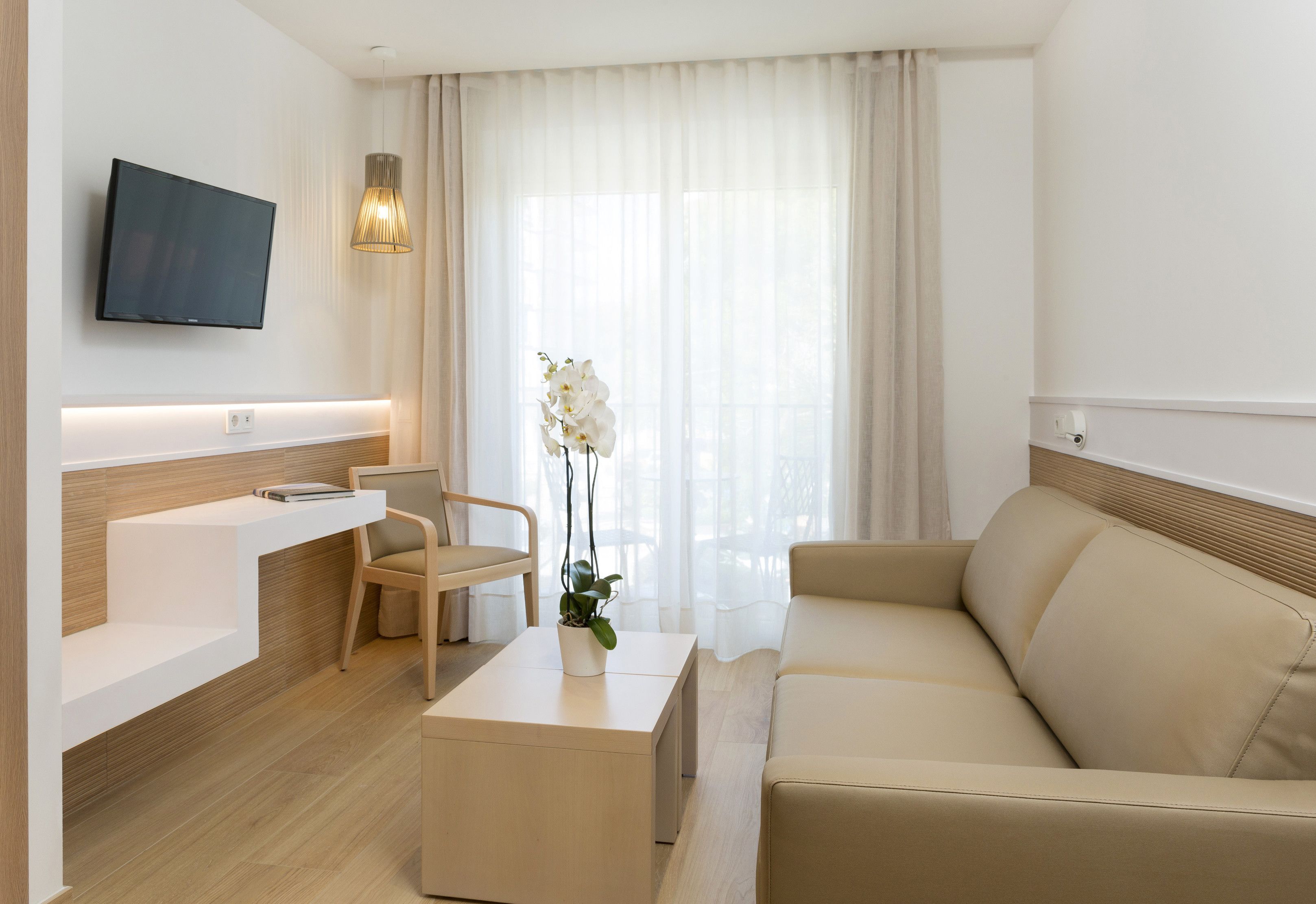 junior suite, garden view | living room | flat-screen tv