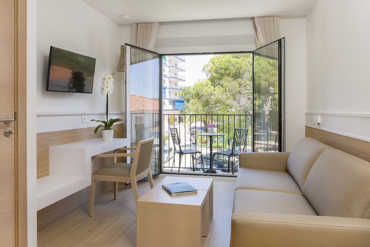 Suite junior, vista al jardín | Ropa de cama de alta calidad y minibar
