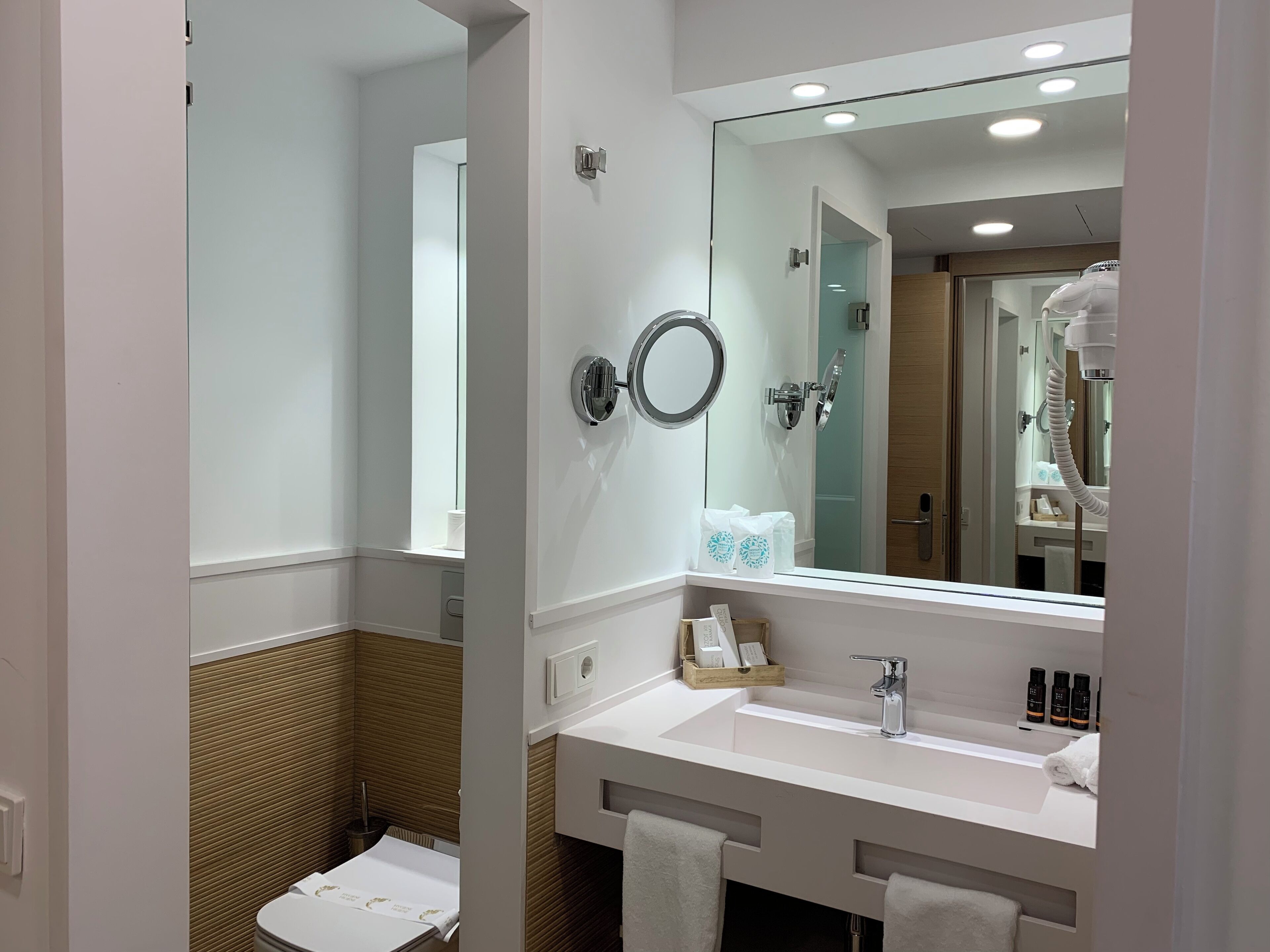 double room, garden view, ground floor (renovada) | bathroom | free toiletries, hair dryer, towels