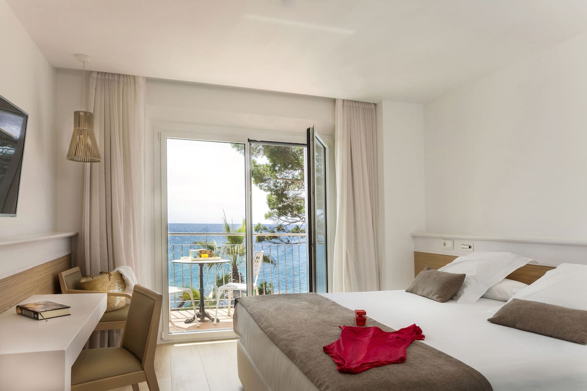 Habitación doble superior, Terraza, vista al mar (Renovada) | Ropa de cama de alta calidad y minibar