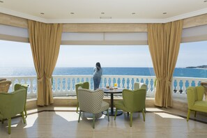 Una televisión de pantalla plana