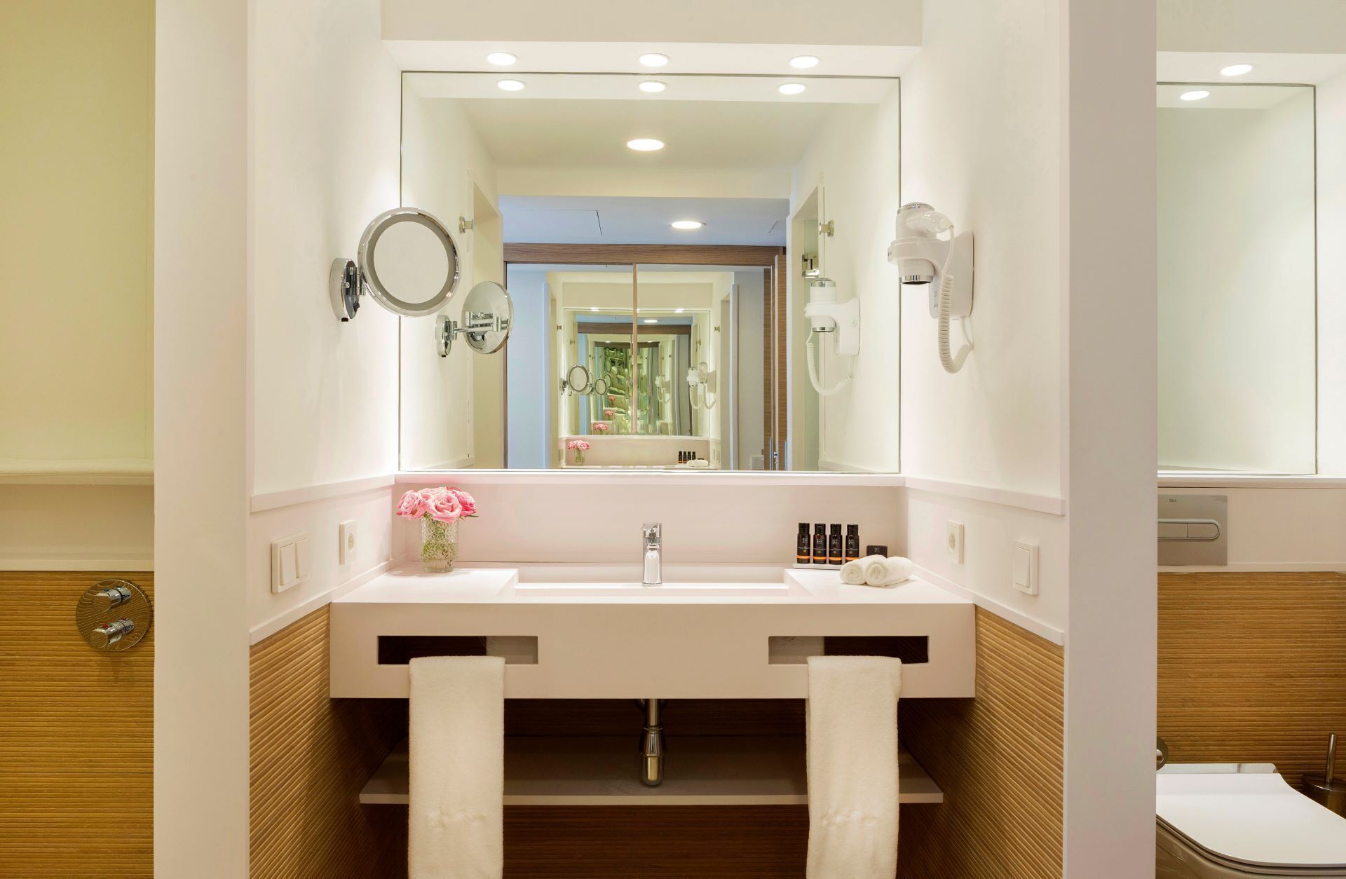 standard double room, garden view (renovada) | bathroom | free toiletries, hair dryer, towels