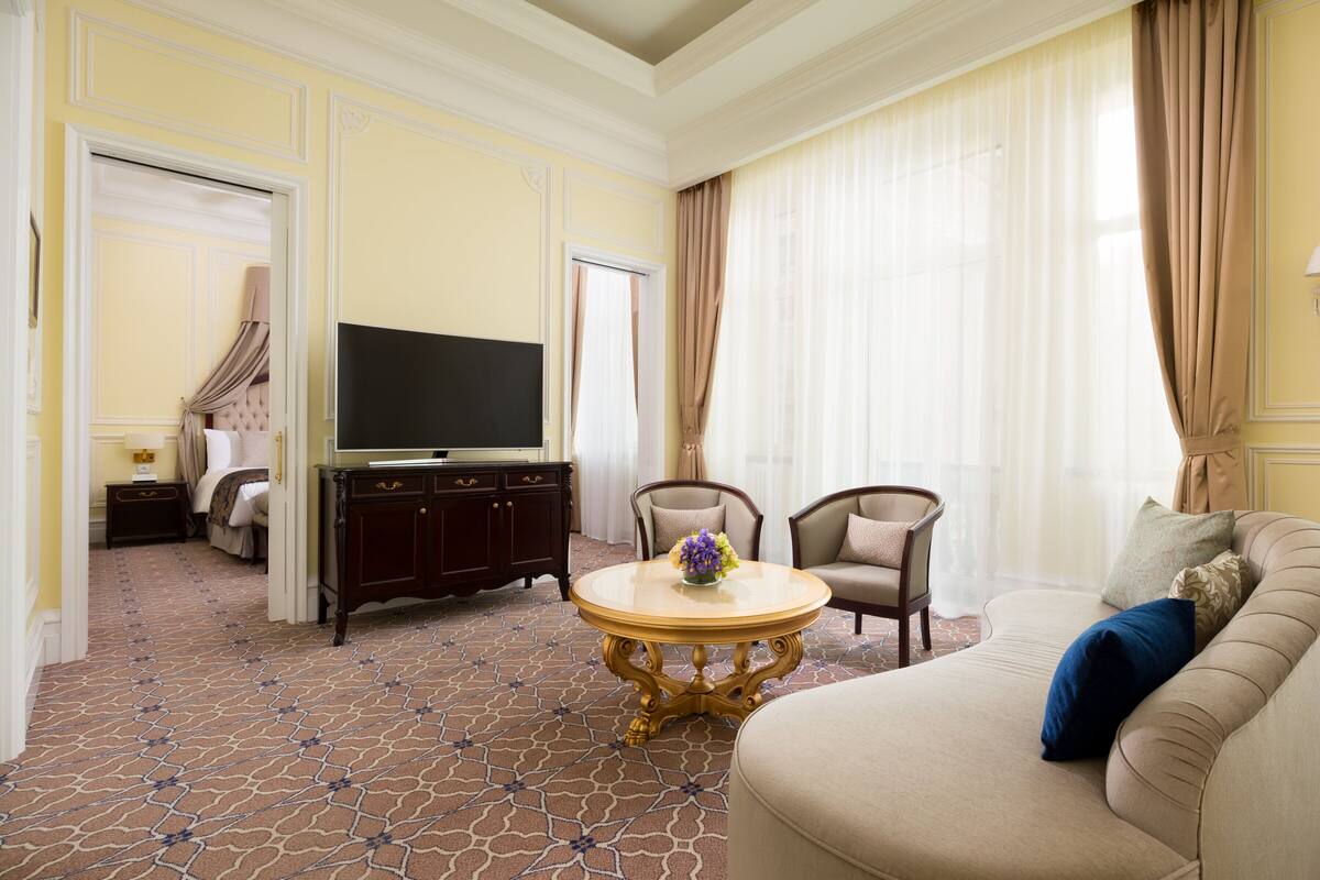 Deluxe Suite | Peralatan tempat tidur premium, bar mini, peti besi dalam bilik