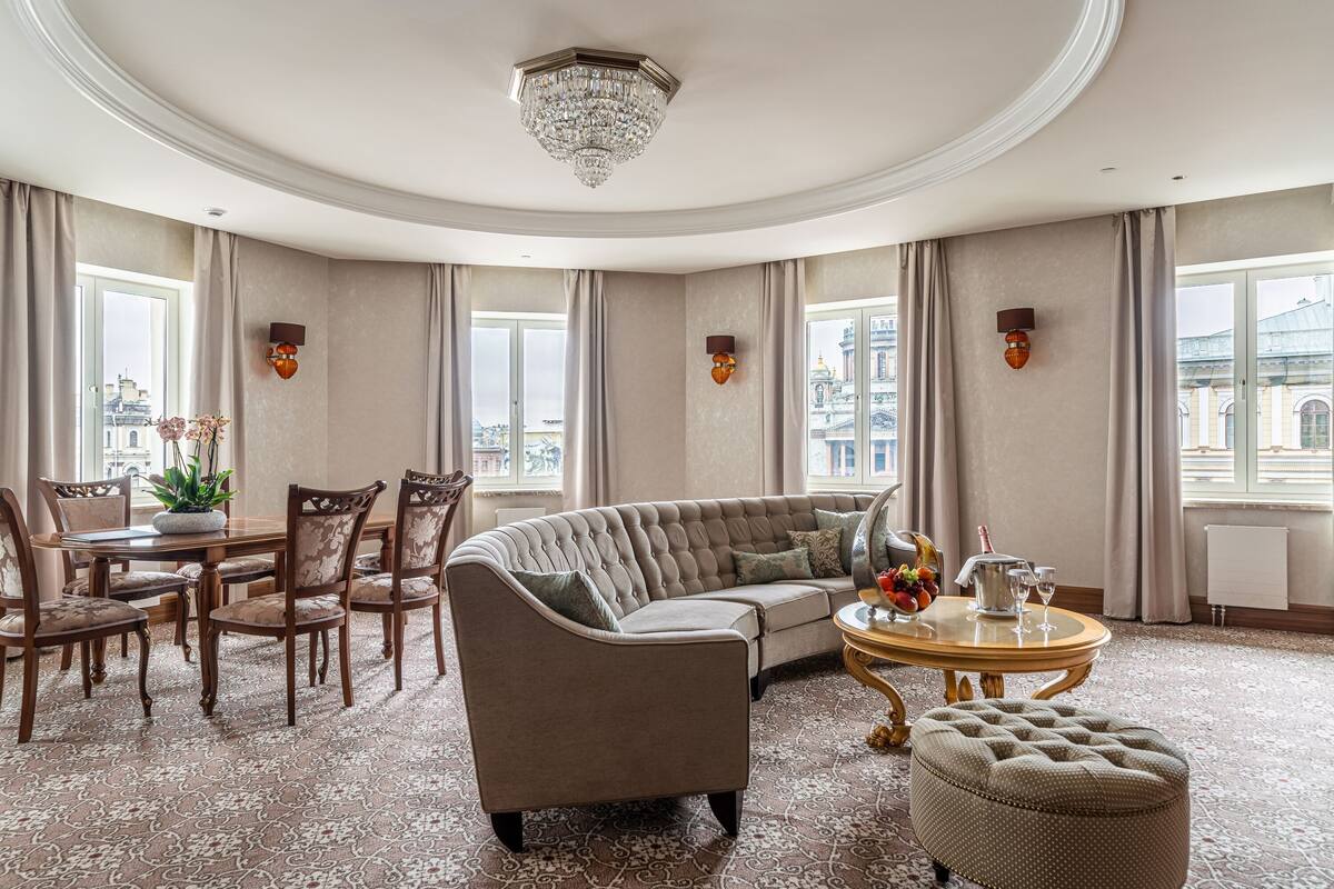 Premier Suite | Peralatan tempat tidur premium, bar mini, peti besi dalam bilik