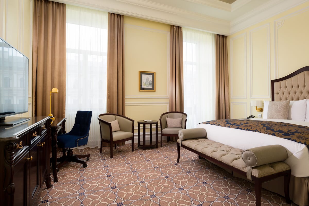 Premier Double Room | Peralatan tempat tidur premium, bar mini, peti besi dalam bilik