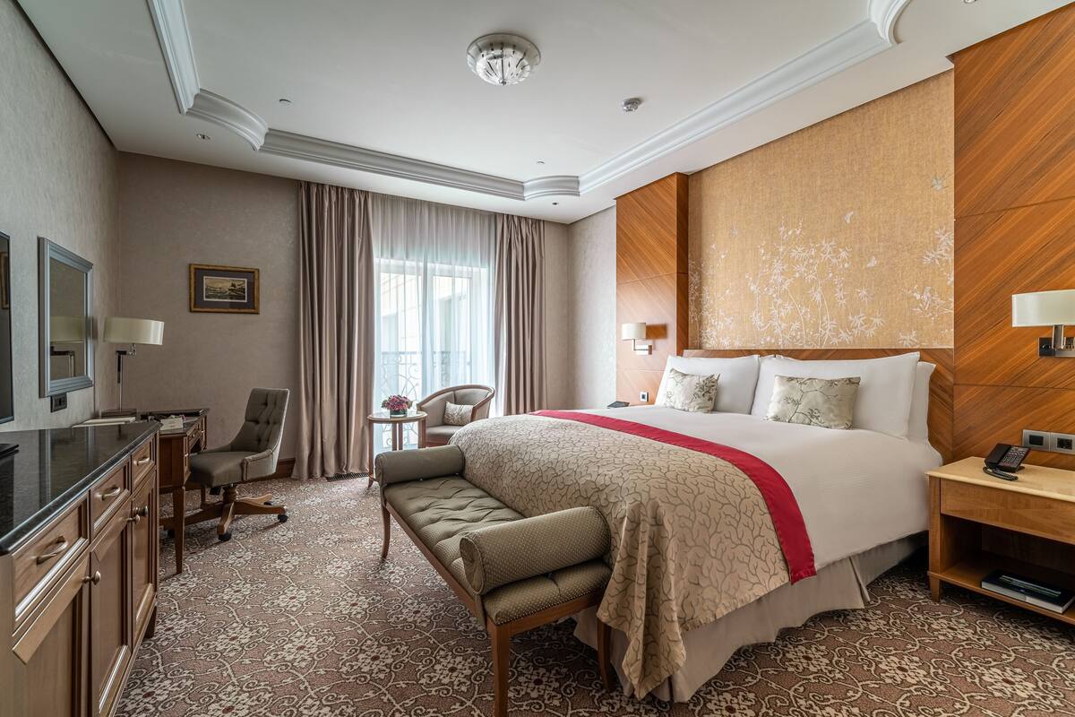 Superior Double Room | Peralatan tempat tidur premium, bar mini, peti besi dalam bilik