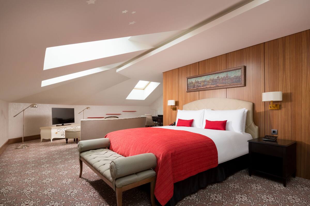 Suite (Mansard) | Peralatan tempat tidur premium, bar mini, peti besi dalam bilik