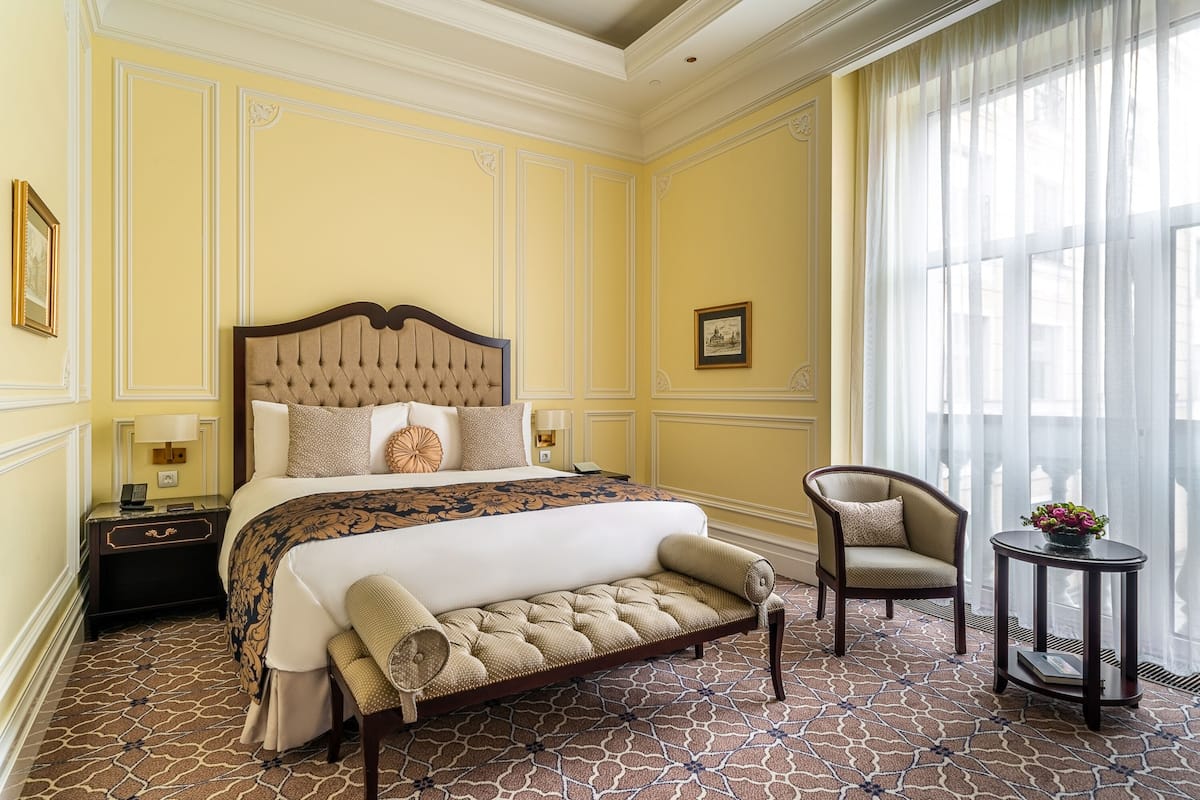 Deluxe Double Room | Peralatan tempat tidur premium, bar mini, peti besi dalam bilik