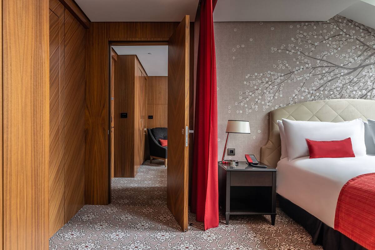 Family Room | Peralatan tempat tidur premium, bar mini, peti besi dalam bilik