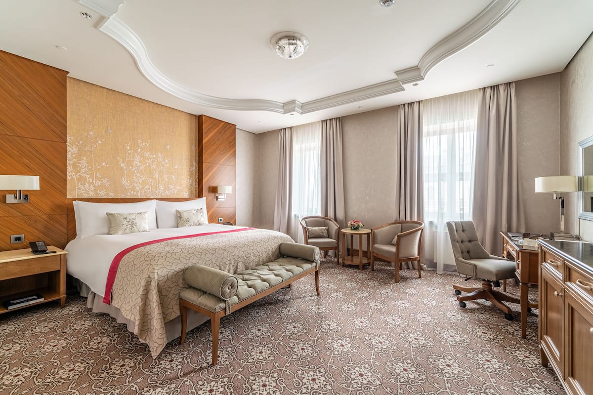 Superior Double Room, City View | Peralatan tempat tidur premium, bar mini, peti besi dalam bilik