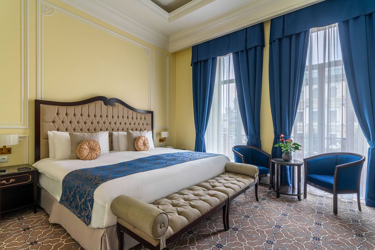 Junior Suite, City View | Peralatan tempat tidur premium, bar mini, peti besi dalam bilik