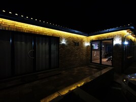 Fachada de la propiedad por la tarde o noche