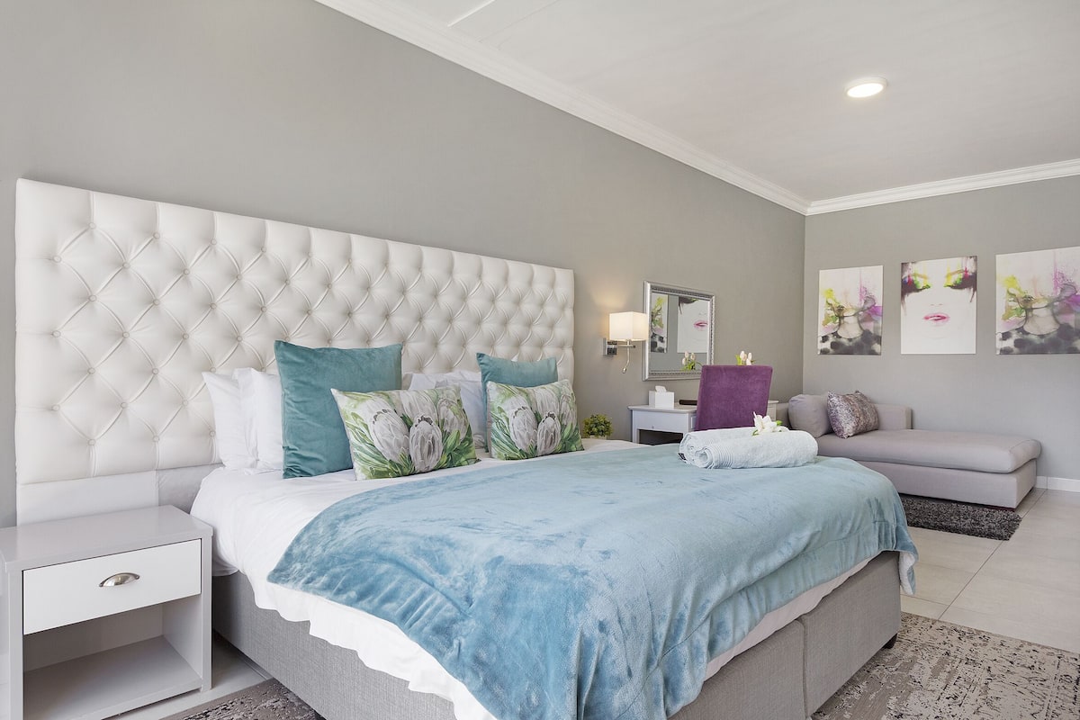 Lotus King Suite | Een kluis op de kamer, individueel gedecoreerd, individueel gemeubileerd