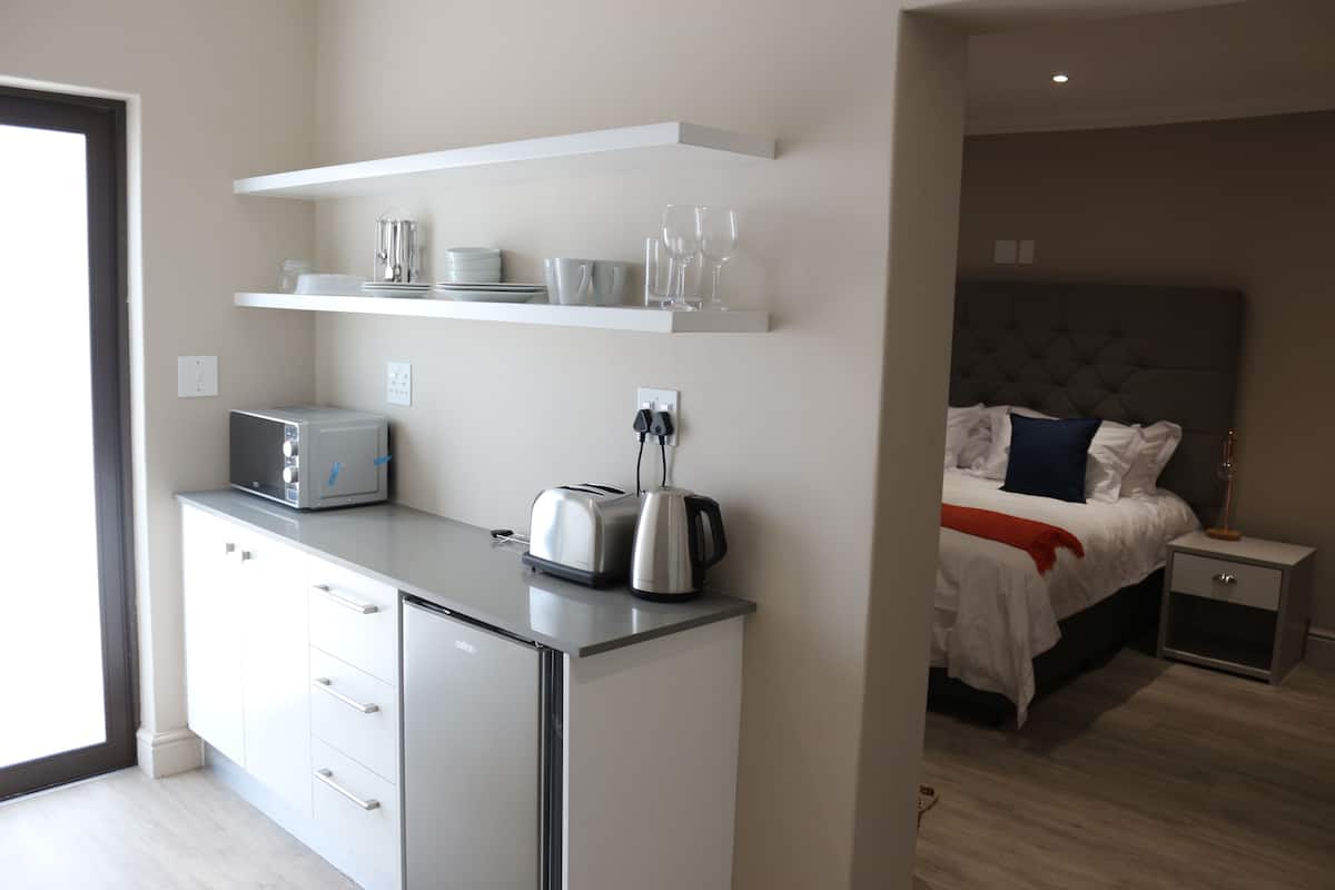 Arum King Suite | Privékitchenette | Een koelkast, een waterkoker