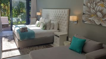 In-room safe, laptop workspace, iron/ironing board, free WiFi