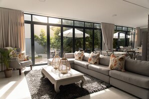 Lobby sitting area - 2 On Lismore (Cape Town)