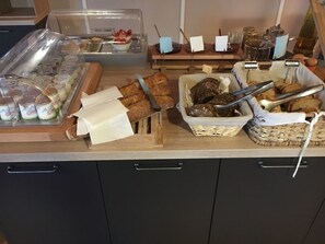 Daily full breakfast (EUR 9.80 per person) - Auberge La Turra (Val-Cenis)