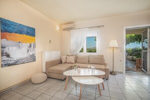 Villa Deluxe, 4 camere da letto, vista mare | Soggiorno | TV a schermo piatto 48 pollici con canali digitali, TV LED, caminetto