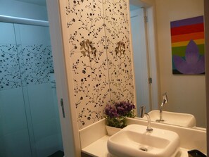 Classic Double Room, 1 Bedroom, Refrigerator & Microwave, Beachside | Bathroom | Shower, free toiletries, hair dryer, towels - Apartamento Djalma Ulrich 110 (Rio de Janeiro)