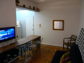Classic Double Room, 1 Bedroom, Refrigerator & Microwave, Beachside | Living room | LCD TV - Apartamento Djalma Ulrich 110 (Rio de Janeiro)