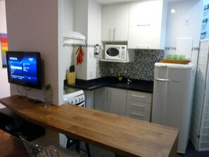 Classic Double Room, 1 Bedroom, Refrigerator & Microwave, Beachside | Private kitchen | Fridge, microwave, oven, stovetop - Apartamento Djalma Ulrich 110 (Rio de Janeiro)