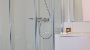 Shower, rainfall showerhead, free toiletries, hair dryer