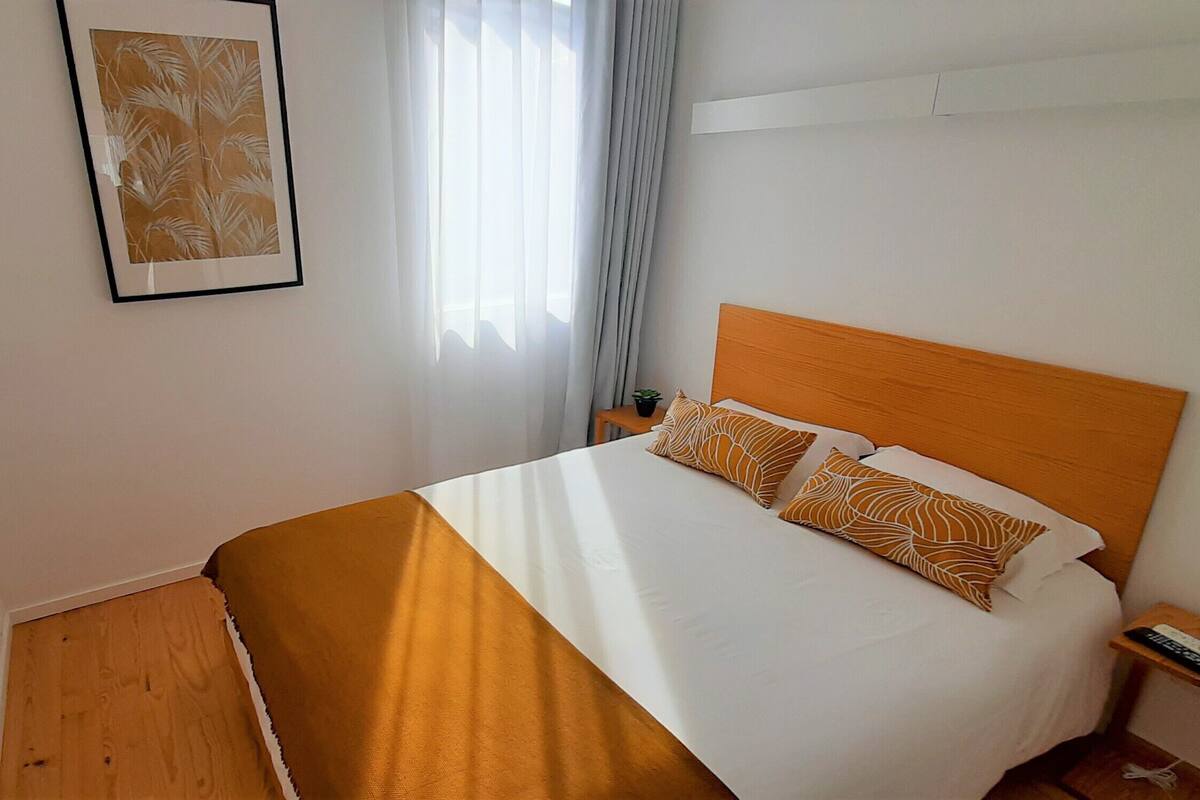 Standard Room, 1 Double Bed | In-room safe, desk, laptop workspace, soundproofing