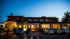 施設の正面 (日没後)