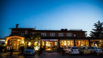 Fassade der Unterkunft – Abend/Nacht